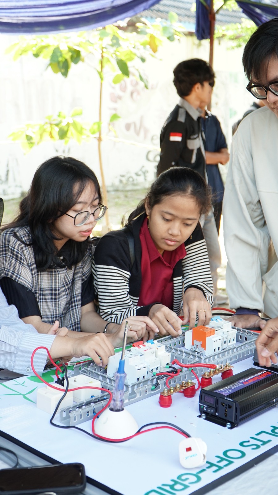 Perakitan PLTS OFF-GRID sesi Pagi